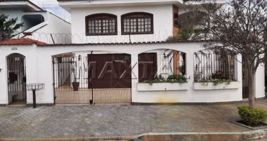 Casa à venda com 420m²,  3 quartos, 6 banheiros e 8 vagas na região do Barro Branco.