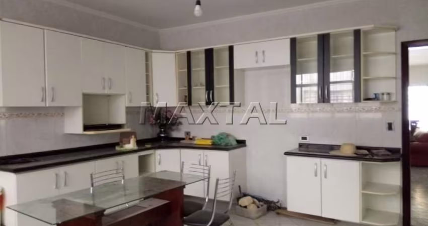 Casa de 270m² com 3 dormitórios, 1 suíte, sala, cozinha, lavanderia possui uma edícula e 5 vagas.