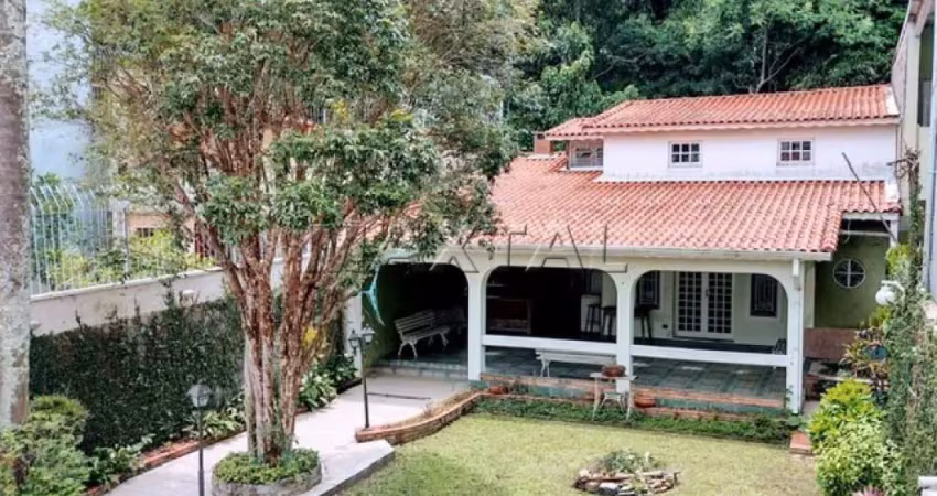 Sobrado à venda no horto florestal, com 5 dormitórios, sendo 2 suítes e 3 vagas.