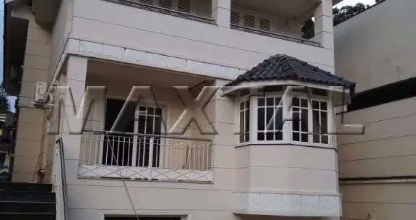 Sobrado  à venda de 900m², com 4 dormitórios, 2 salas e 6 vagas, no Tremembé.