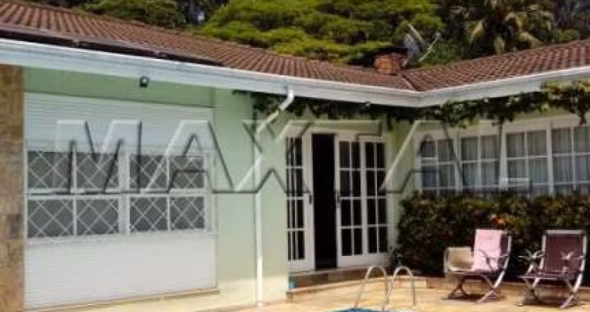 Casa de alto padrão mobiliada, com 3 quartos, suíte, closet, piscina e lazer, no Horto Florestal.