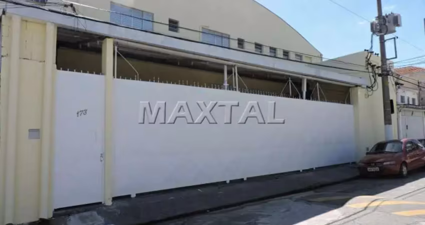 Galpão comercial na região da zona norte com 884m², com 6 banheiros e 4 vagas.