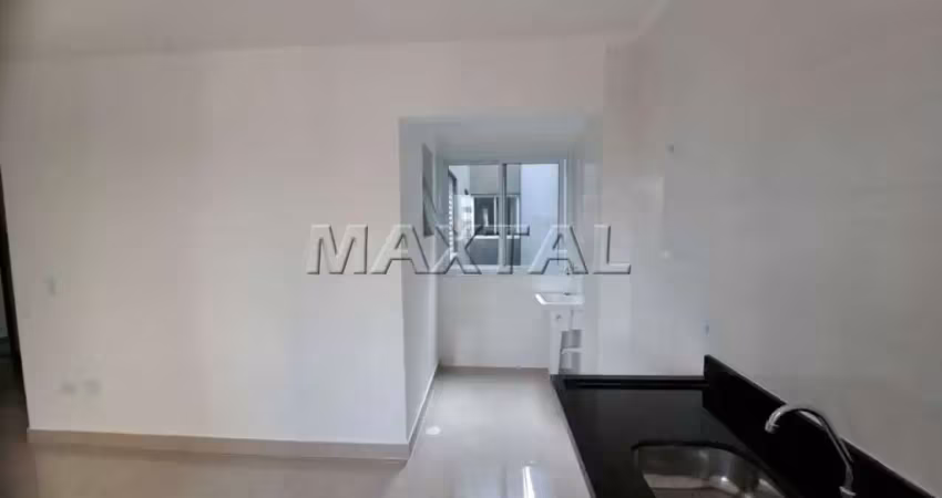 Apartamento novo com dois dormitórios, sala, cozinha americana, claraboia e banheiro.