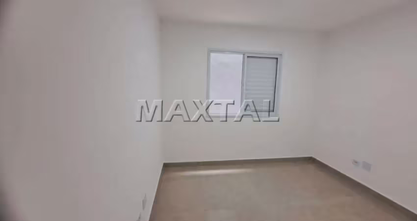 Apartamento com um dormitório, sala, cozinha , banheiro e claraboia.