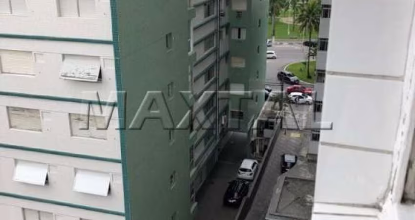 Apartamento em São Vicente com dois dormitórios, sala para dois ambientes , cozinha e vaga.