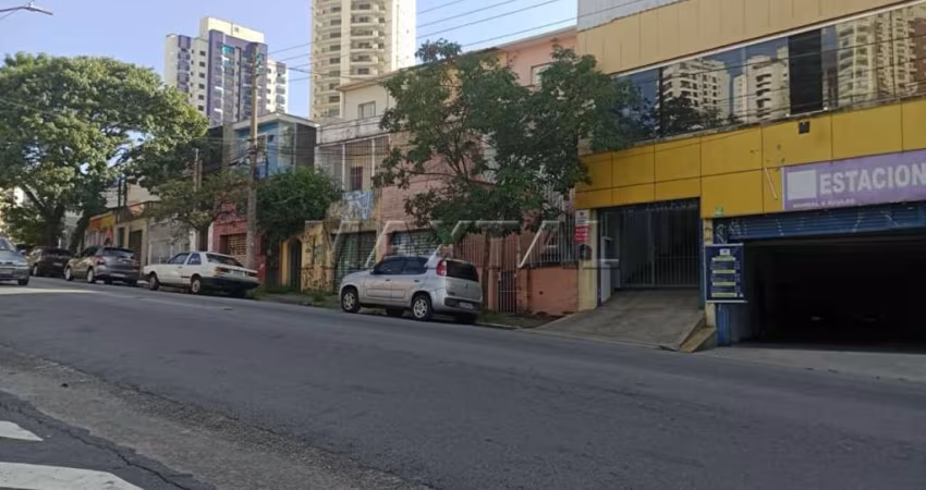 Salão comercial térreo para locação no Jardim São Paulo de 300m², com escritório e 2 banheiros.