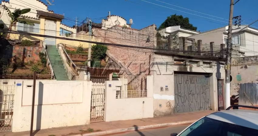 Terreno de 800m² situado em uma rua comercial na Água Fria possui 3 entradas, 5 casas, 2 vagas.