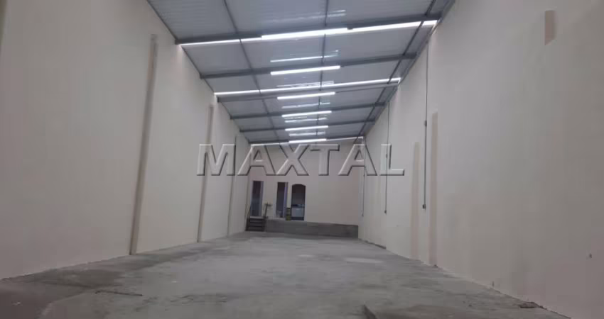 Galpão com  460m², piso superior e inferior, com banheiro, possuindo um galpão em baixo separado.
