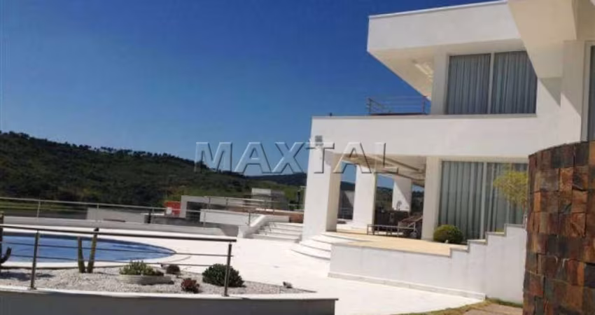 Casa alto padrão de  608m², 4 suítes, 12 vagas, piscina, pé direito alto e Porteira fechada.