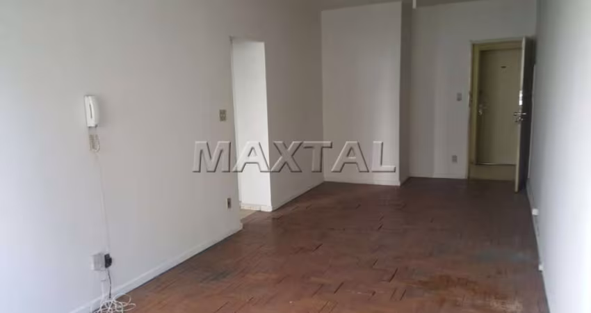 Apartamento na Santa Efigênia, próximo do Centro com um dormitório, sala, cozinha e banheiro.