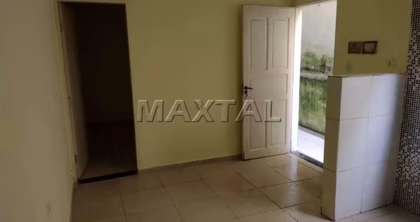 Casa para locação com 2 dormitórios, sala e cozinha conjugadas e lavanderia, na vila gustavo.
