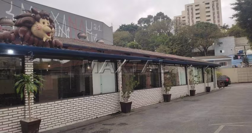 Salão comercial com 500m², 5 salas, 4 banheiros, estacionamento amplo na Avenida Mazzei.