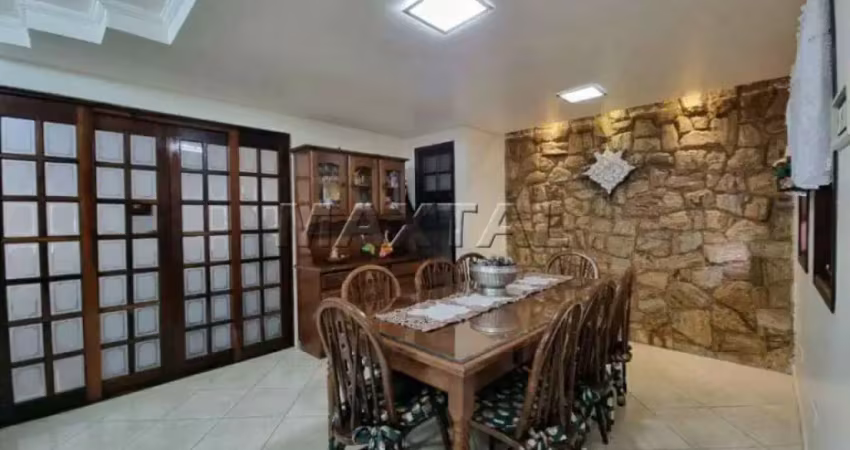 Casa residencial com 3 dormitórios 1 suíte e 3 banheiros , copa e cozinha na agua fria.