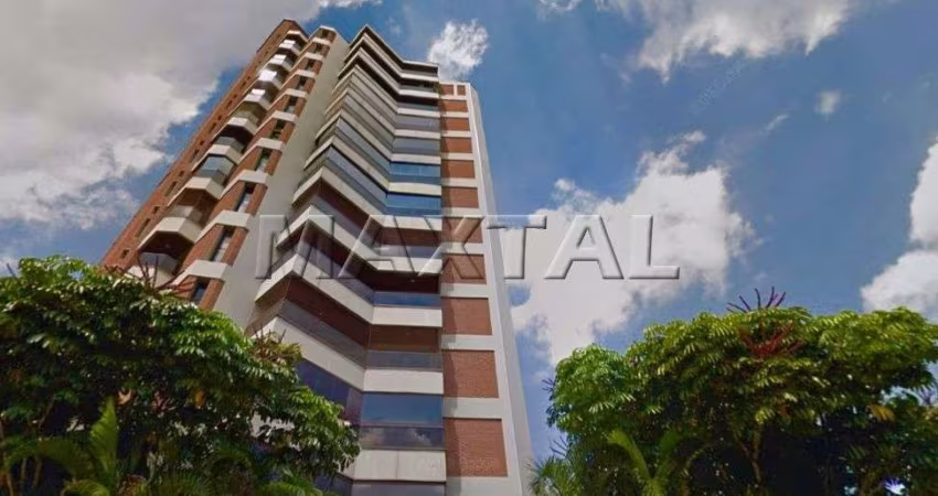 Apartamento com 4 dormitórios, 3 suítes, com varanda, uma sala ampla, piscina e lareira.