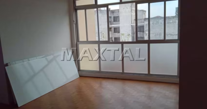 Apartamento a uma quadra do metrô Santana contendo 3 dormitórios, 2 banheiros e uma vaga de garagem.