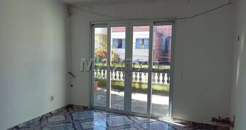 Sobrado à venda com 3 dormitórios, 2 vaga de garagem, sala de jantar, sala de estar e terraço.