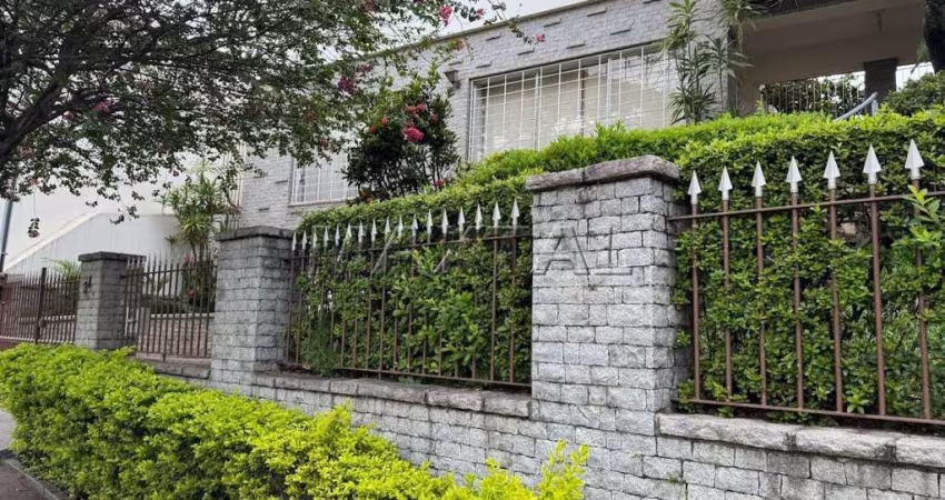 Casa à venda no Barro Branco à 50 metros da Av. Cantareira, com 3 dormitórios e 4 vagas.