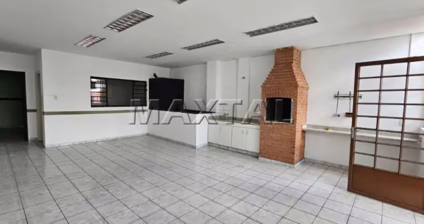Prédio comercial em santana com três andares, várias salas e área de lazer com churrasqueira.