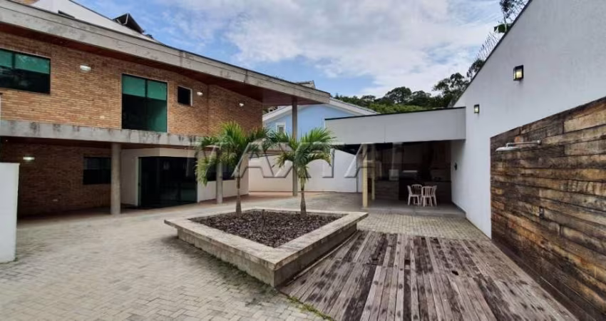 Lindo sobrado com 05 suítes, 01 lavabo, 08 banheiros, 05 vagas de garagem. 460 m².