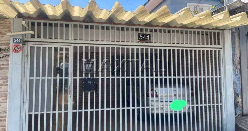 Casa térrea à venda. Com 3 dormitórios, sala, cozinha, 1 suíte, 2 banheiros, 2 vagas de garagem.