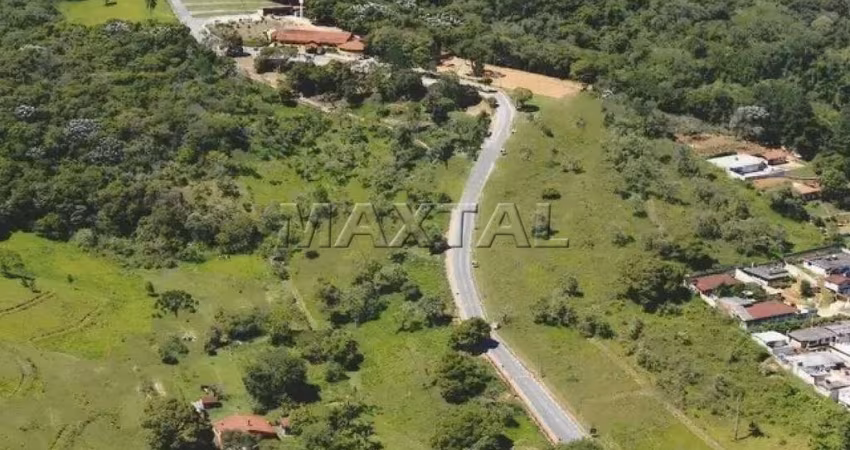 Chácara em Itapecerica da Serra de 83 m², com  2 banheiros e 700 vagas de carros