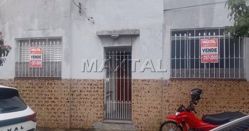 Casa térrea em Santana, com 2 dormitórios, sala, cozinha, banheiro, lavanderia e quintal.