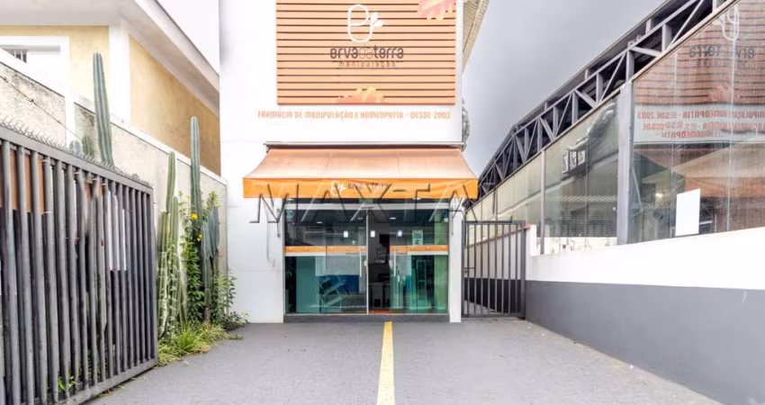 Ponto comercial de 182m² na Augusto Tolle com 4 banheiros e recuo com 2 vagas, em Santana.