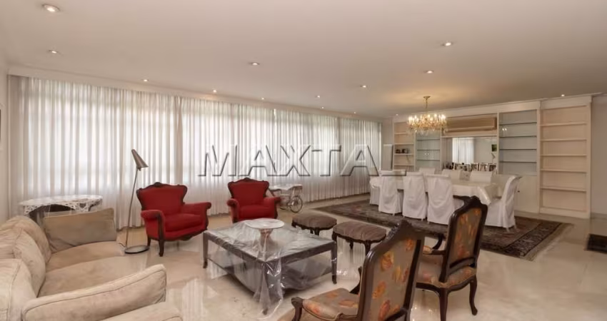 Apartamento à venda no Jardim Paulista, com 4 suítes com armários embutidos, 3 vagas fixas.