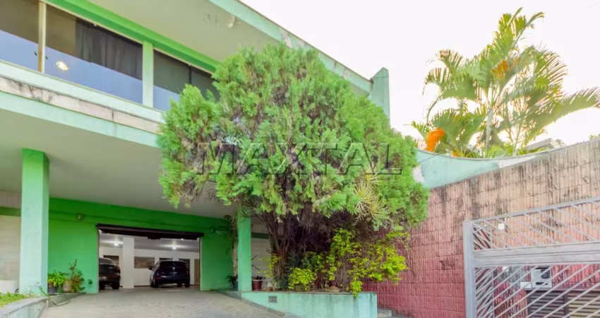 Casa à venda na Vila Monumento. 361m² de Área Útil. 49m². 4 quartos, 2 suítes e piscina.