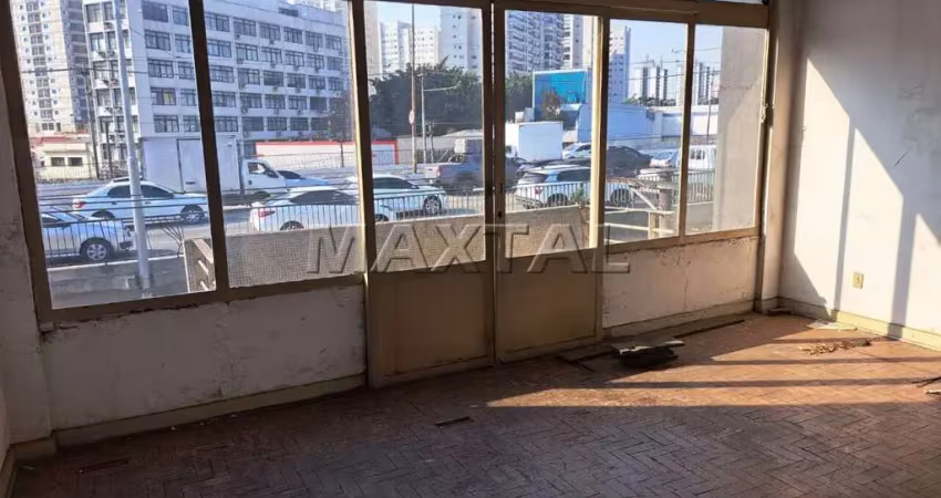 Prédio comercial com salão amplo no térreo e 5 salas comerciais e um terraço  grande.