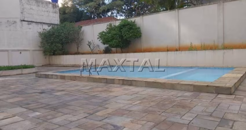 Apartamento com 1 dormitório em plena Vila Clementino, sala, cozinha com armários e vaga demarcada.