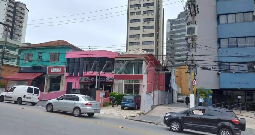 Prédio comercial à venda na Av. Nova Cantareira, com 300m²,  com 2 lojas de 150m²  e 2 vagas.