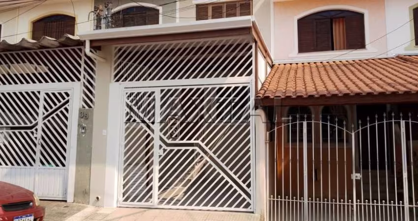 Sobrado em Santana com 120m² contendo 3 dormitórios, 2 banheiros e 1 vaga coberta de garagem.