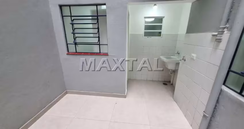 Apartamento reformado com 80m². tendo 2 quartos, sala, cozinha, banheiro e área de serviço.