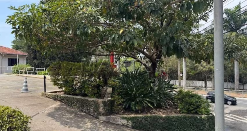 Terreno à Venda na Avenida Brás Leme, 660,78 m² de área útil, com 585m² de área construída.