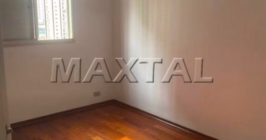 Apartamento de 55m², 2 dormitórios, 1 sala, cozinha, e área de serviço, com vaga de garagem.
