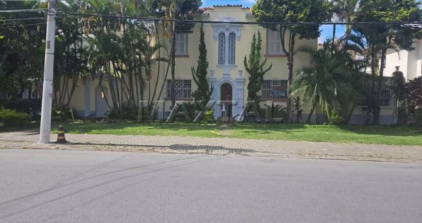 Casa à venda com 237m² com 9 salas, 6 banheiros, 7 vagas, no Jardim Paulista.