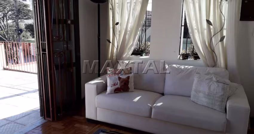 Sobrado de 148m² na Água Fria com 3 dormitórios, 1 suíte, 2 banheiros e 3 vagas de garagem.