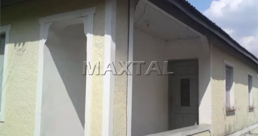 Casa à venda de 222m² com 3 quartos, 2 salas , banheiro e quintal na Vila Carbone.