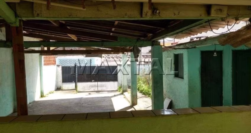Casa à venda, de 240m², com 2 dormitórios e 2 vagas de garagem, no Parque Peruche.