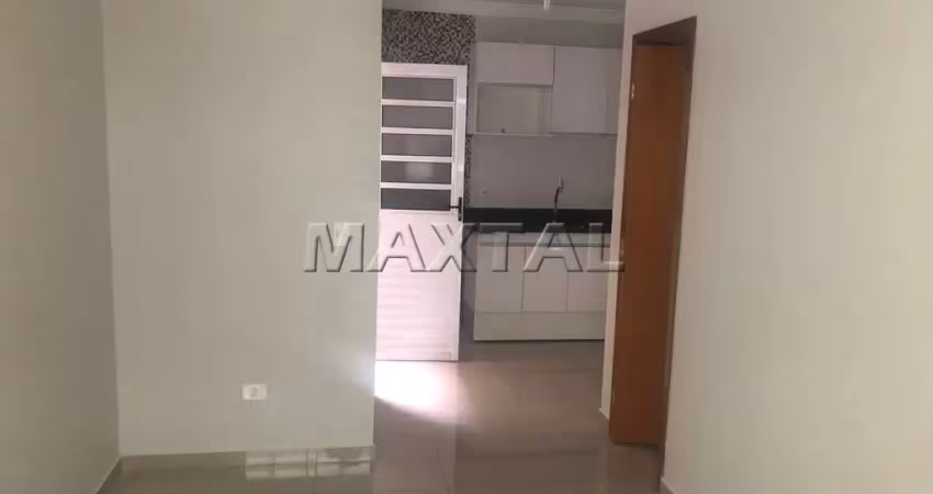 Sobrado em condomínio fechado no vila nivi com 55m², com 2 dormitórios, 2 banheiros e 1 vaga.