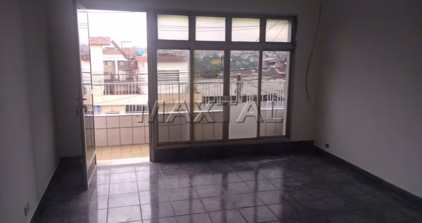 Casa para locação no Jardim Cachoeira, com 3 dormitórios, armários nos quartos e cozinha.