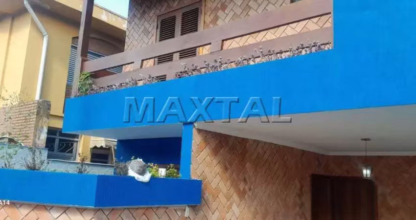 Sobrado para locação de 3 pavimentos, 4 dormitórios, 2 suítes, 4 vagas e churrasqueira, de 367m².
