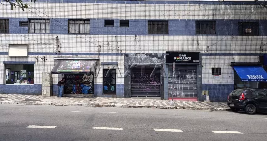 Loja para alugar com 20m² em Santana, ao lado do metrô, com um banheiro e uma copa.