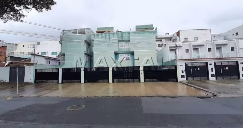 Sobrado em condomínio fechado, dois dormitórios, uma suíte, sala, cozinha, solarium e vaga livre.
