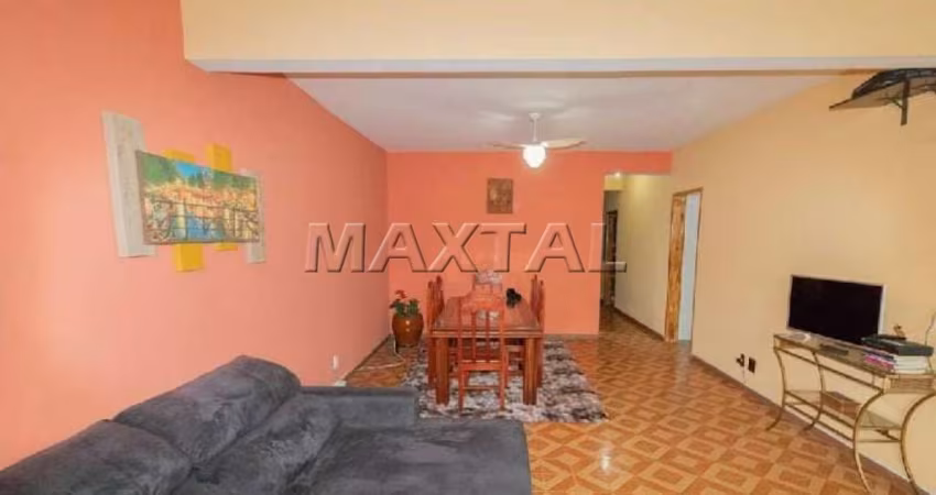 Sobrado à venda com 6 dormitórios, 3 salas e 8 banheiros, na Santa Teresinha.