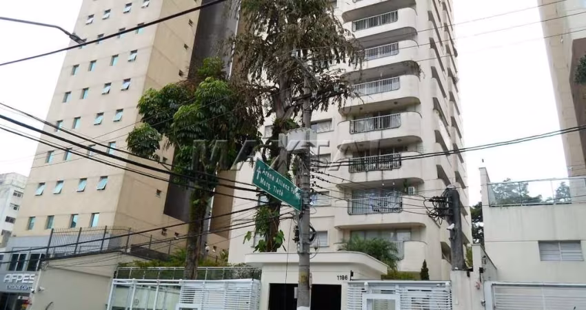 Apartamento a venda em Perdizes, 140m², 3 dormitórios, 1 suíte, sala com varanda, cozinha e 2 vagas.