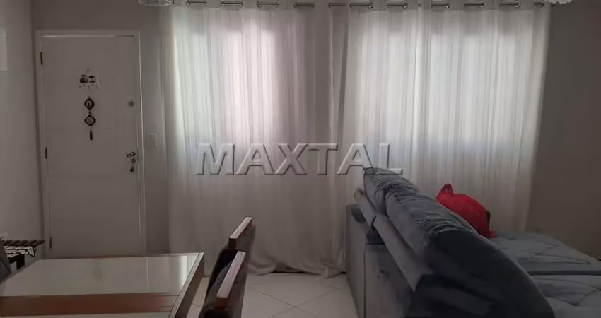 Sobrado em condomínio fechado com 3 dormitórios, sendo 1 suíte e 2 vagas, na Vila Mazzei.