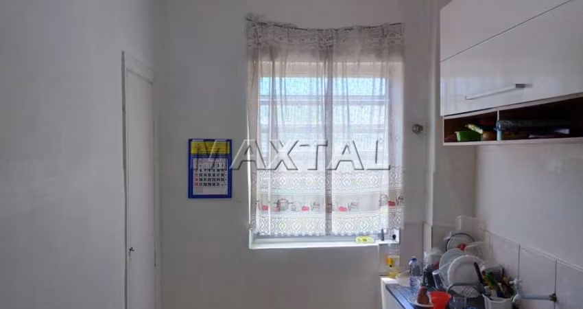 Apartamento em Santana, com um dormitório, sala, cozinha, área de serviço e banheiro.