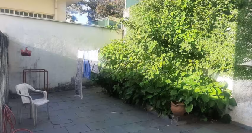 Sobrado de 132m², 2 casas, 2 dormitórios, 1 sala, 1 cozinha, 2 banheiros e 1 vaga.